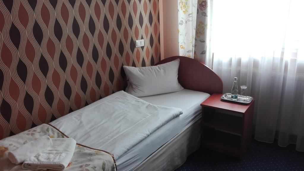 Hotel Artix à Zbąszynek Extérieur photo