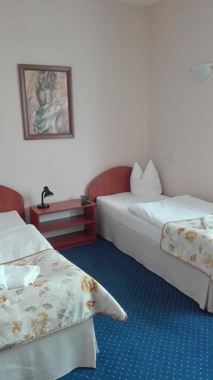 Hotel Artix à Zbąszynek Extérieur photo