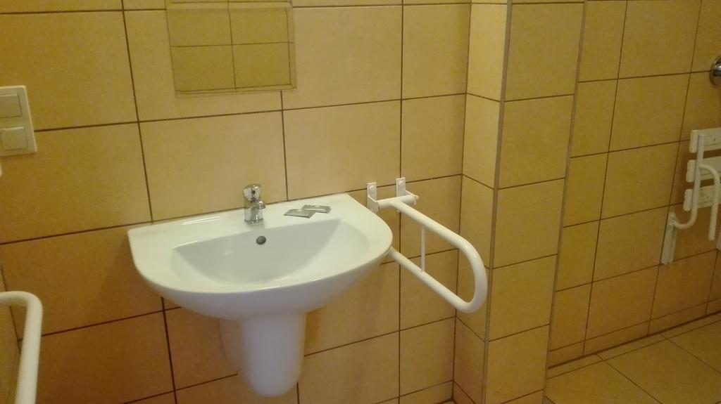 Hotel Artix à Zbąszynek Extérieur photo
